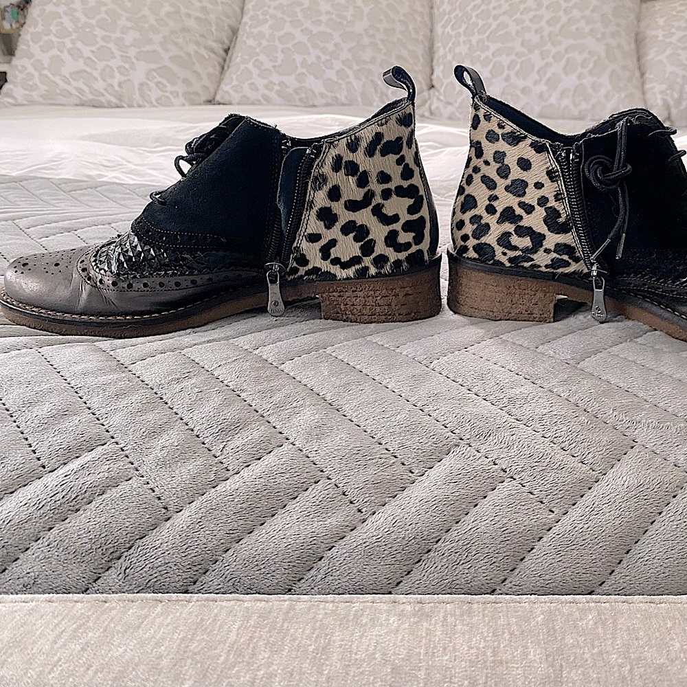 Spanish stylish boots with mohair and leather, side zip.
